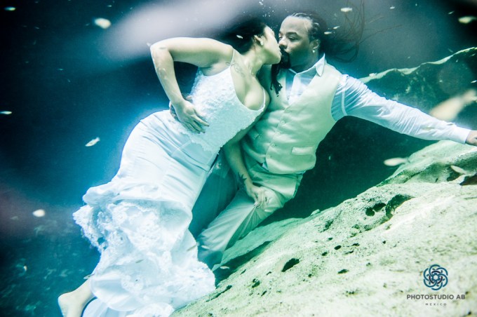 trash the dress photo cenote